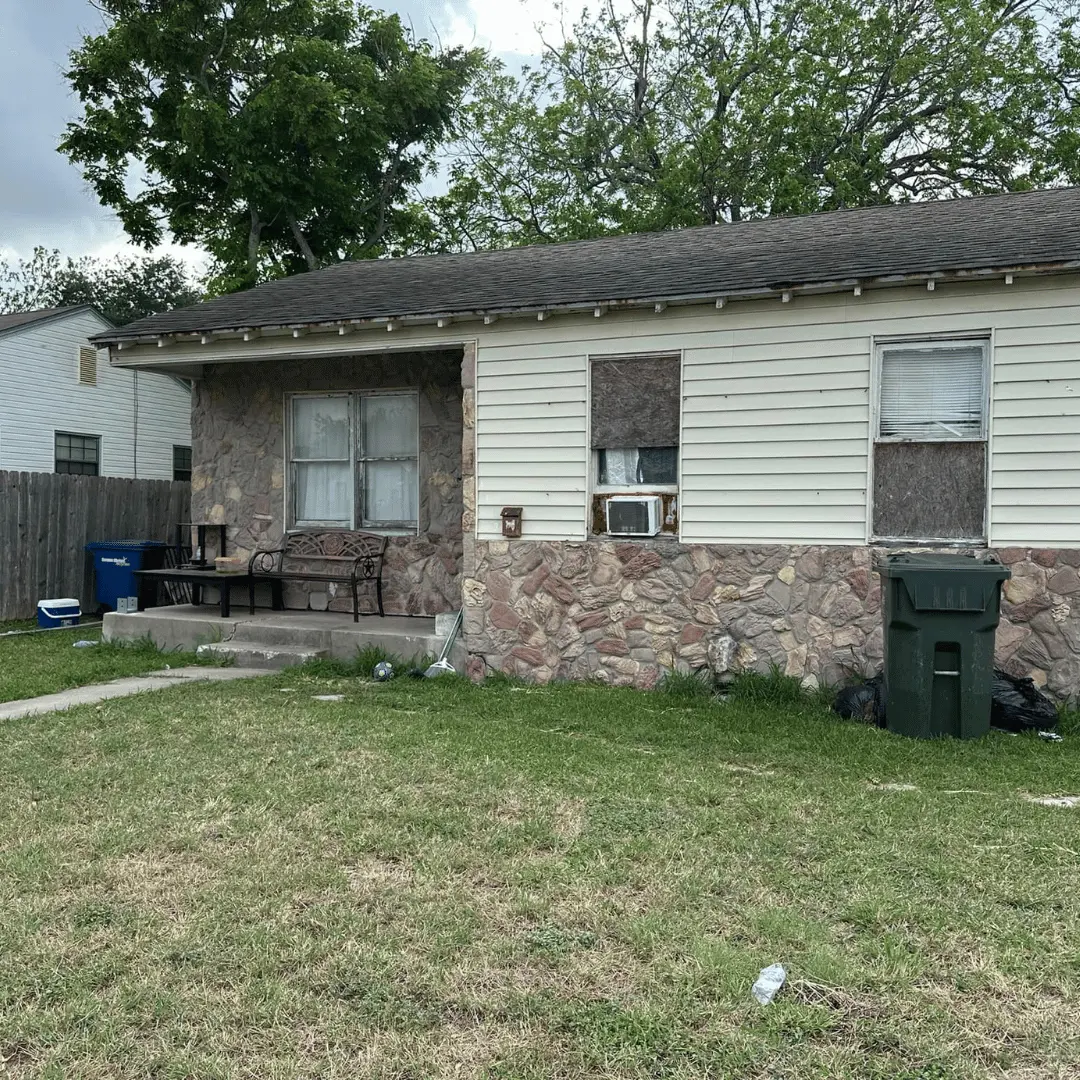 Old house in as-is condition for sale in Ennis TX, ready for cash offer